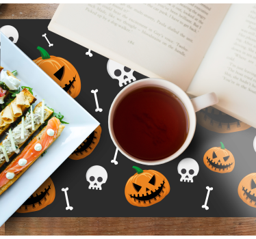 Often forgotten, the placemat is modernized and today reveals its full potential! This is the case with the Pumpkins and bones Halloween placemats.