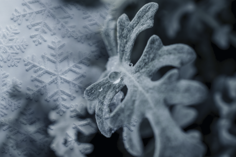 Textured placemats with elegant snowflake design - TenStickers