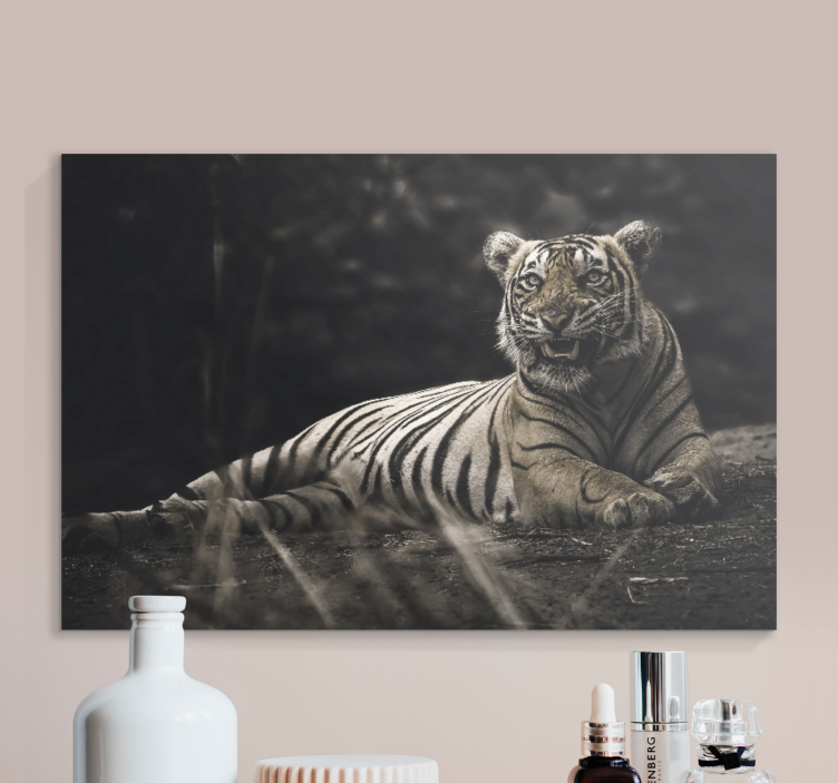 Tiger lied down animal canvas - TenStickers