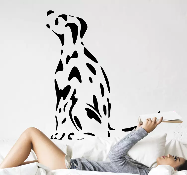Spotty dog looking up wall sticker - TenStickers