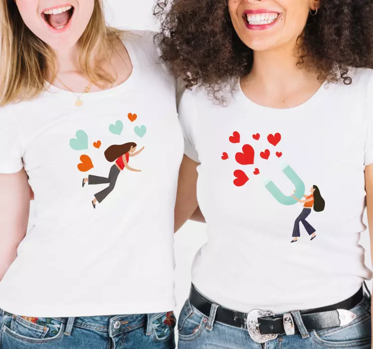Two female magnet hearts Couple t shirts - TenStickers